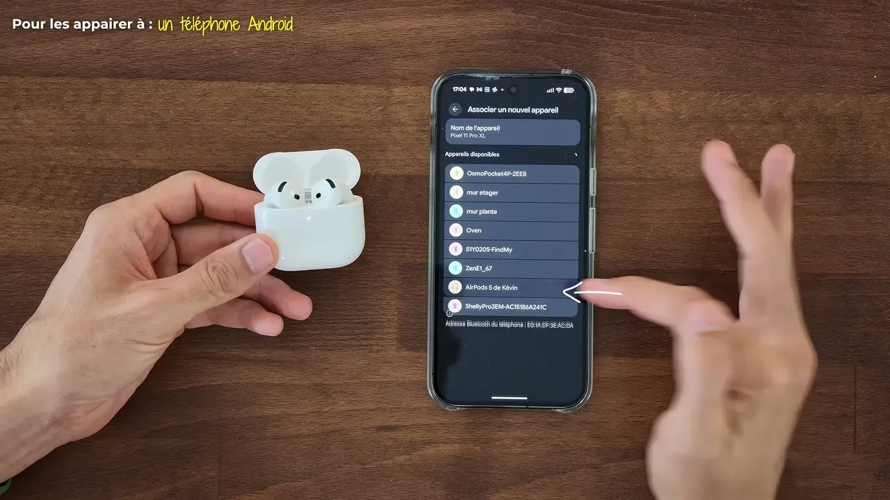 Le boîtier des AirPods 5 à côté d’un téléphone Android, qui affiche « AirPods 5 de Kévin » dans ses appareils Bluetooth