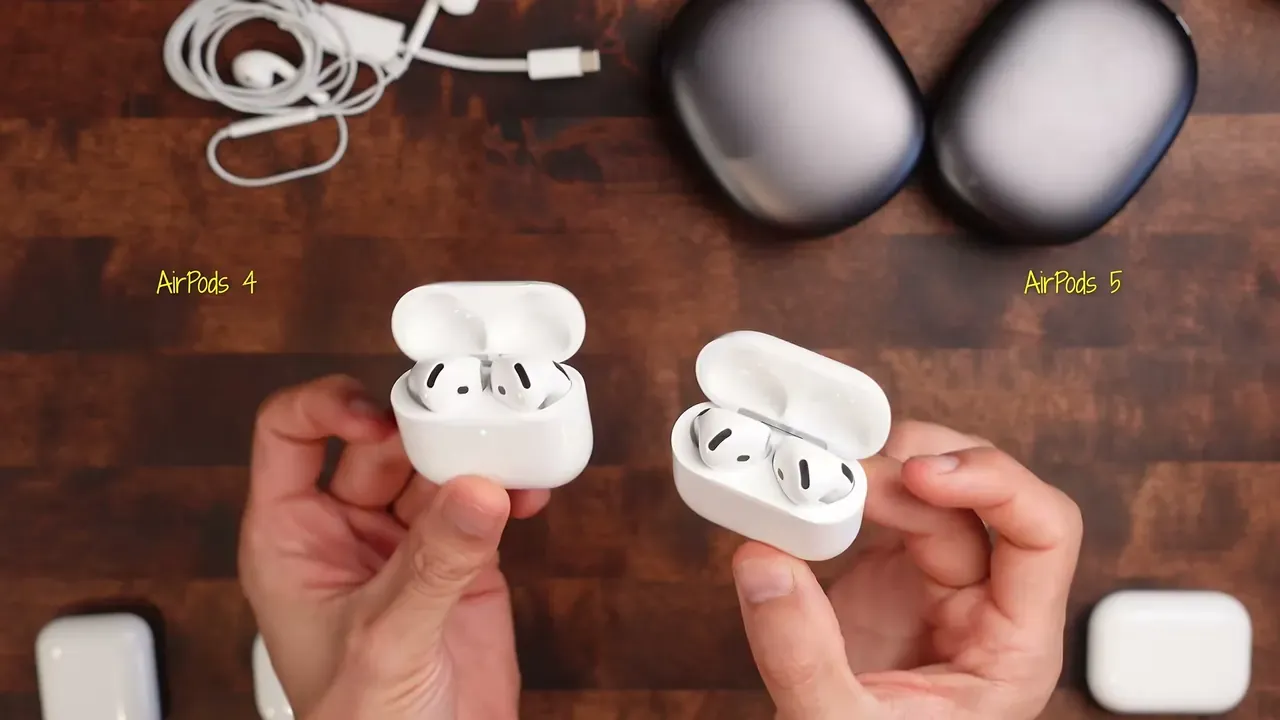 Les boîtiers ouverts des AirPods 4, à gauche, et des AirPods 5, à droite, tenus côte à côte