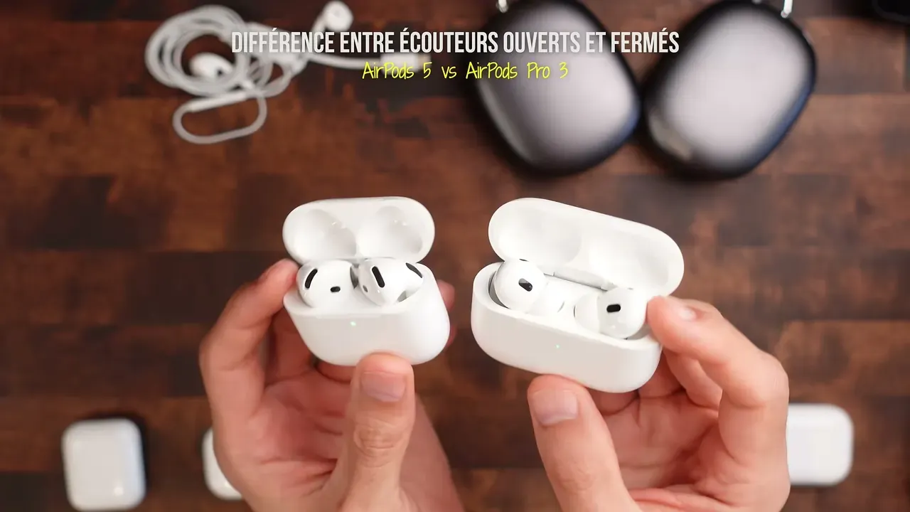 Les boîtiers ouverts des AirPods 5, sans embout, et des AirPods Pro 3, avec embouts, tenus côte à côte
