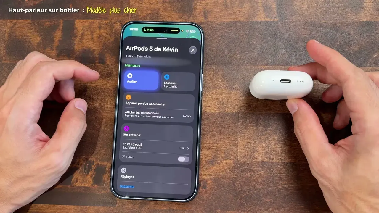 L’application Localiser affiche « AirPods 5 de Kévin » sur un iPhone, à côté du boîtier de charge sans fil des AirPods 5