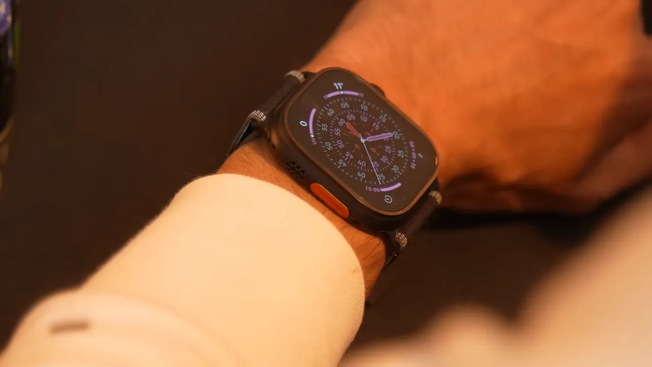 L’Apple Watch Ultra 3 noire au poignet de Kévin, avec son bouton Action orange