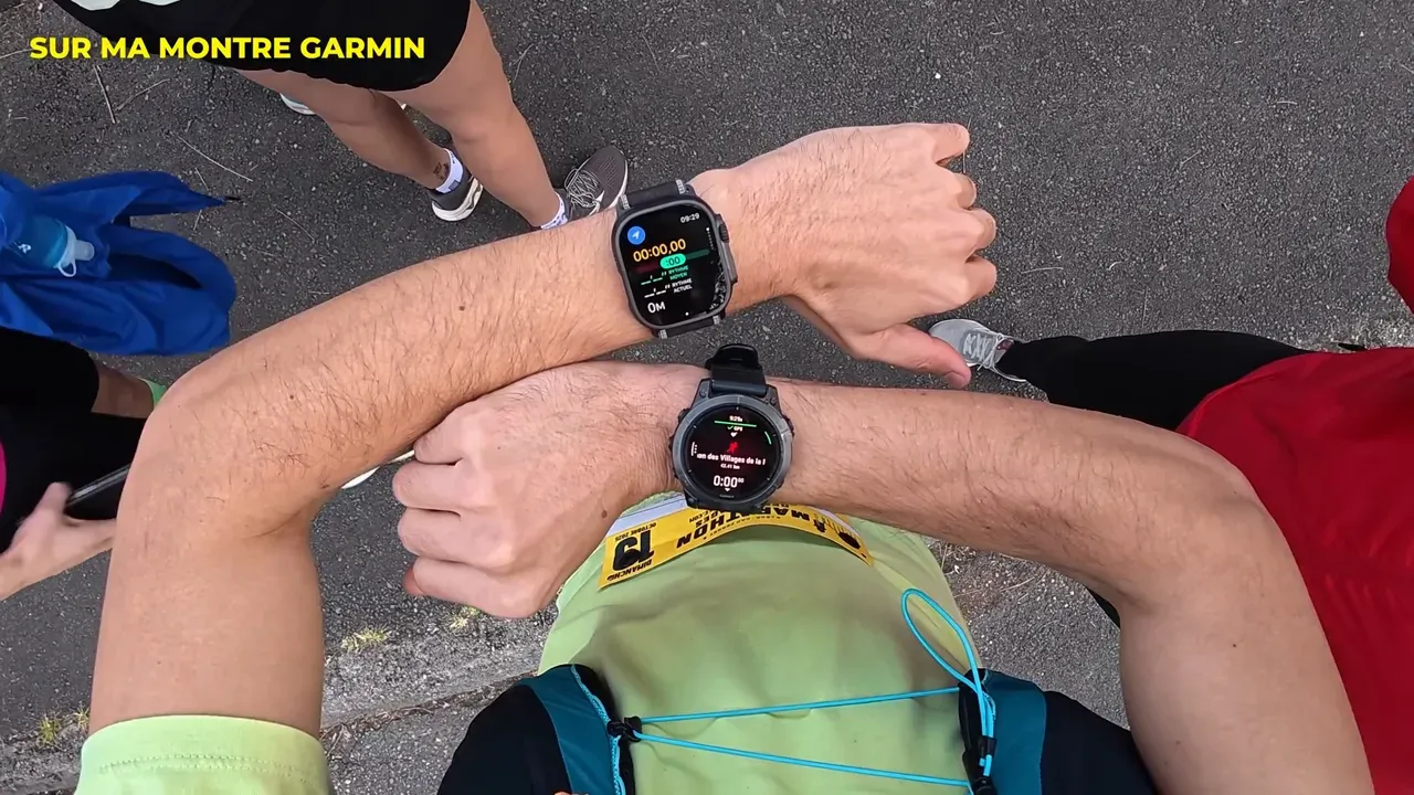 L’Apple Watch Ultra 3 à un poignet, la montre Garmin à l’autre
