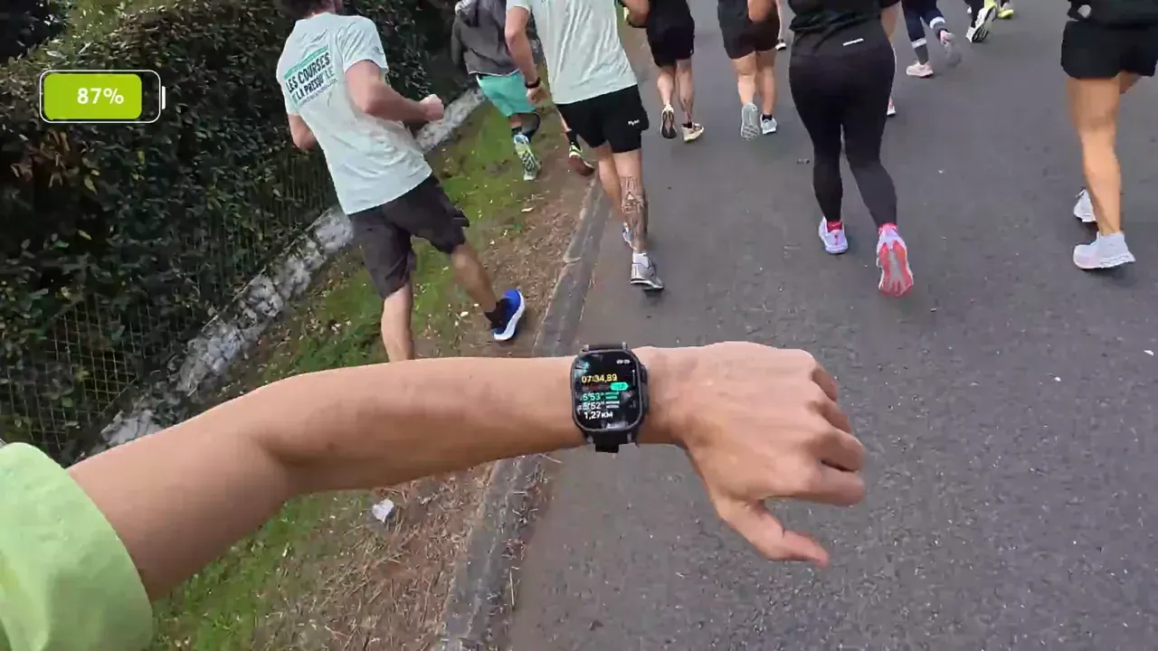 L’Apple Watch Ultra 3 au poignet pendant la course