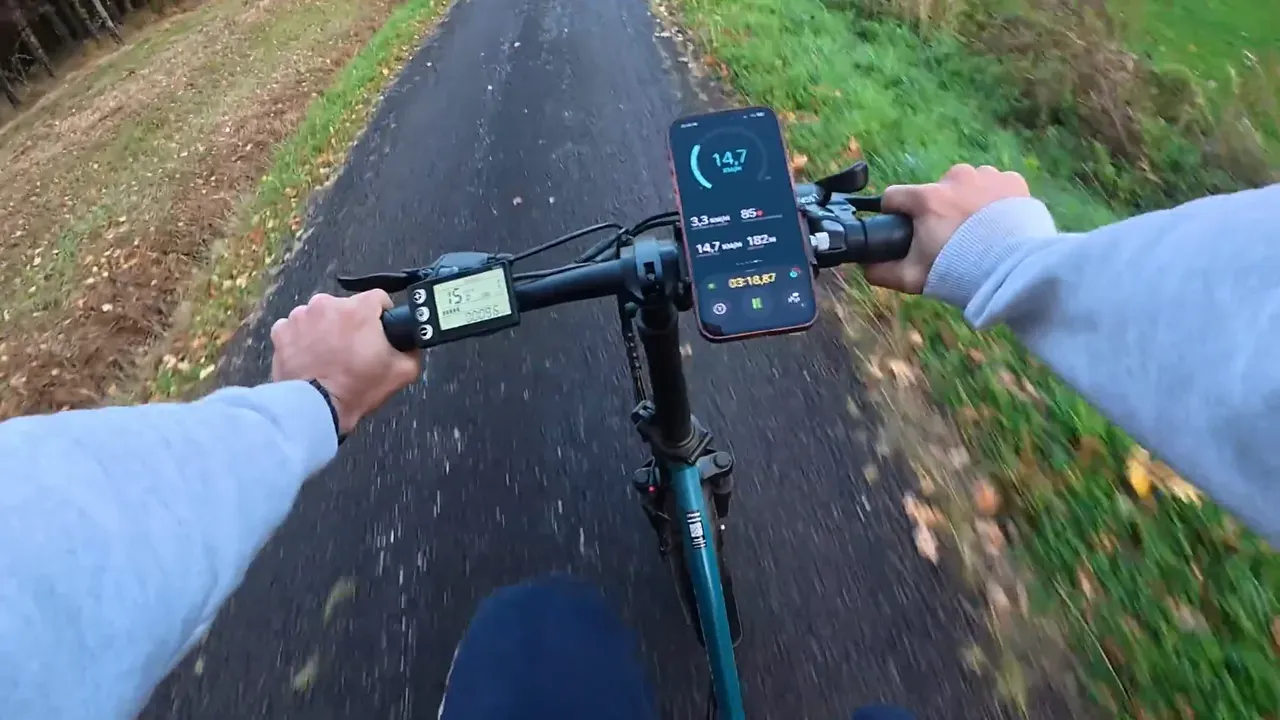 L’iPhone sur le guidon, avec les données de l’Apple Watch Ultra 3