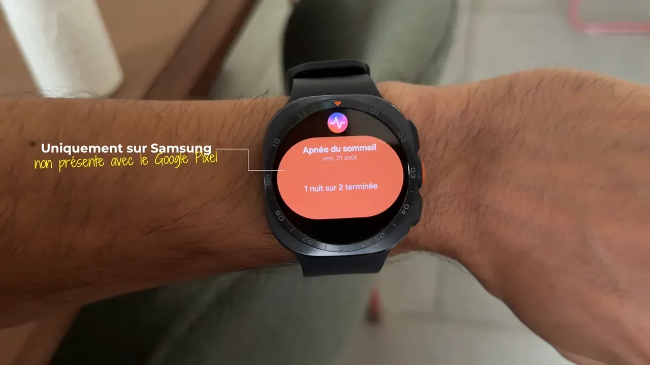 La Galaxy Watch Ultra 2 au poignet de Kévin affiche le suivi de l’apnée du sommeil, avec l’incrustation « Uniquement sur Samsung »