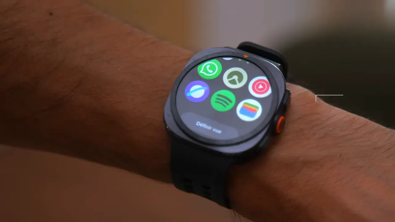 L’écran d’applications de la Galaxy Watch Ultra 2 au poignet de Kévin, avec WhatsApp, Spotify et Google Wallet