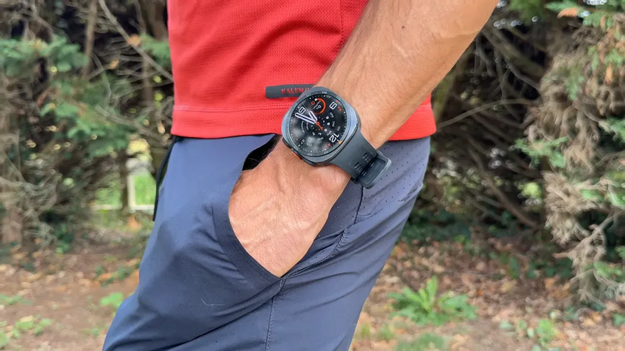 La Galaxy Watch Ultra 2 au poignet de Kévin, la main dans la poche, en extérieur