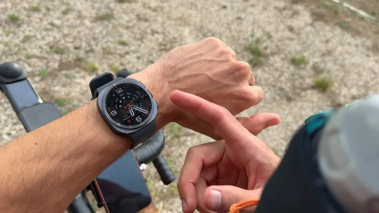 La Galaxy Watch Ultra 2 au poignet de Kévin, à côté du guidon de son vélo, l’écran lisible en extérieur