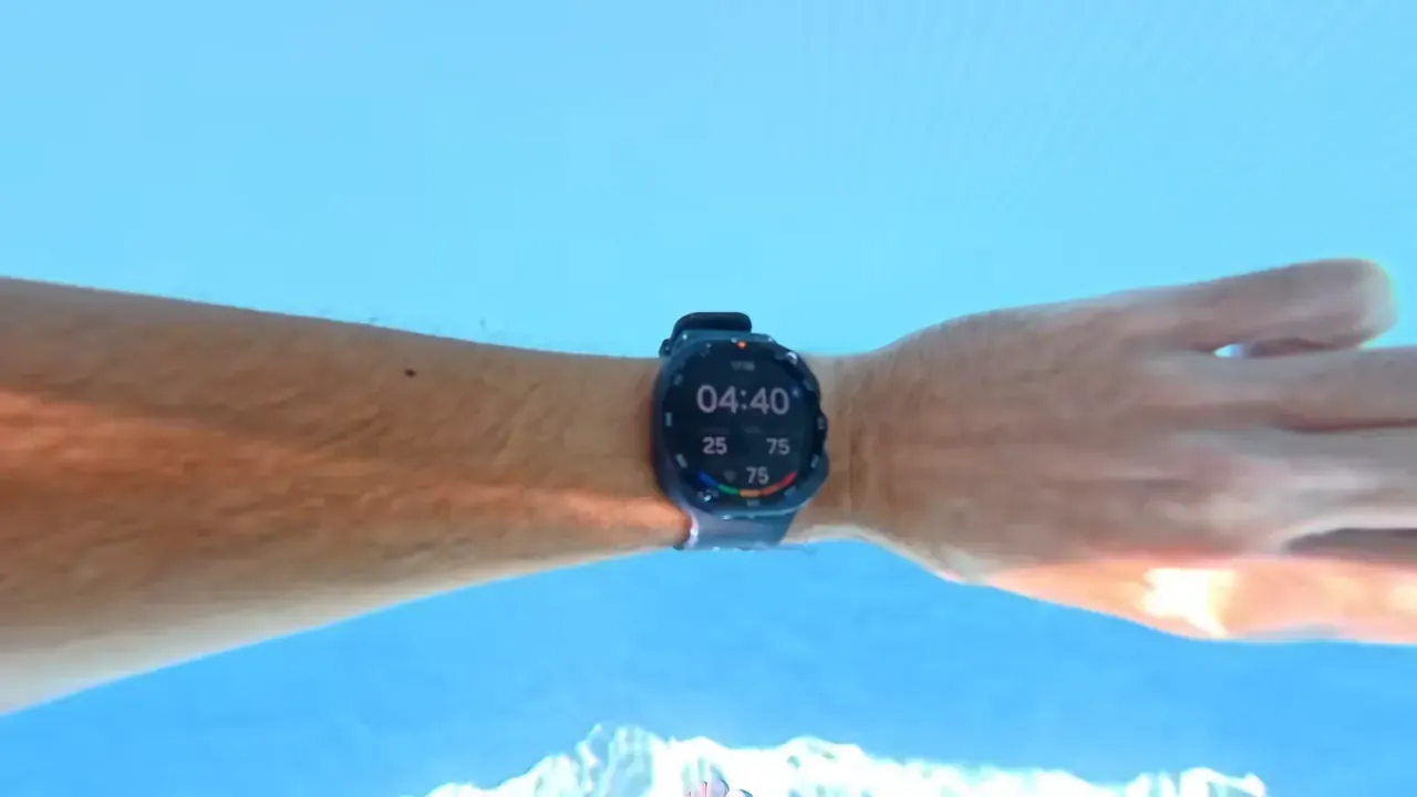 Sous l’eau, la Galaxy Watch Ultra 2 au poignet de Kévin en mode plongée, avec un chronomètre et quelques chiffres