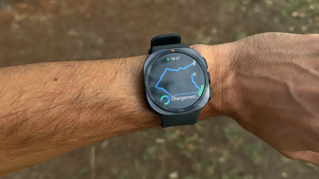 La Galaxy Watch Ultra 2 au poignet de Kévin affiche le tracé d’un parcours en cours de chargement