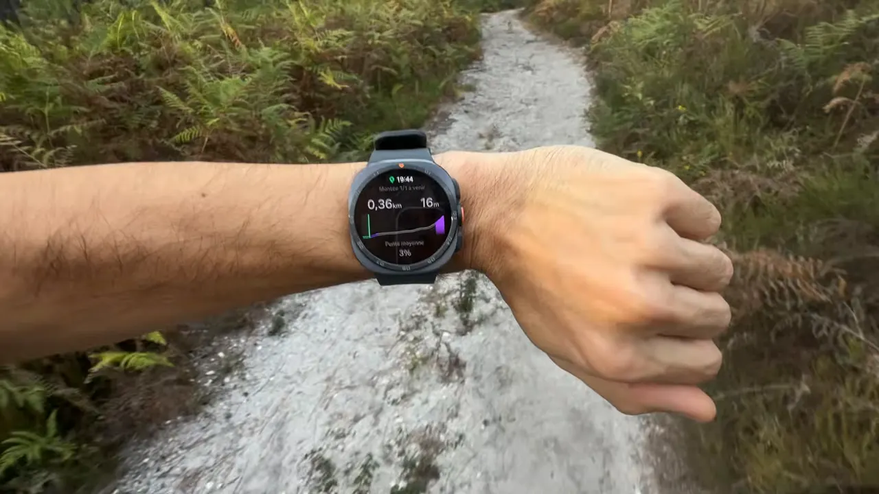 La Galaxy Watch Ultra 2 au poignet de Kévin sur un chemin de trail, une montée affichée à l’écran