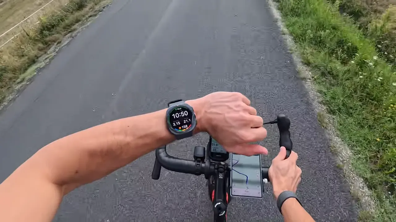 À vélo, la Galaxy Watch Ultra 2 au poignet de Kévin affiche le cardio, avec un compteur et un téléphone qui montre le parcours au guidon