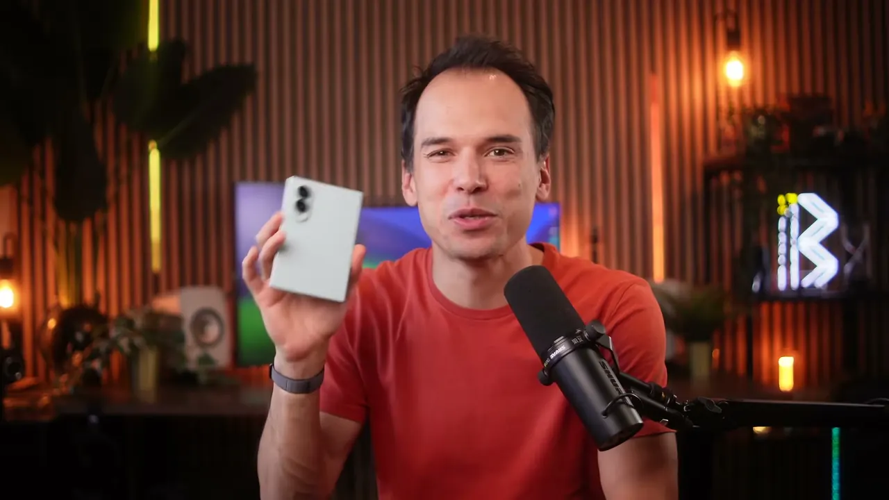 Kévin tient le Galaxy Z Fold 8 fermé dans son studio