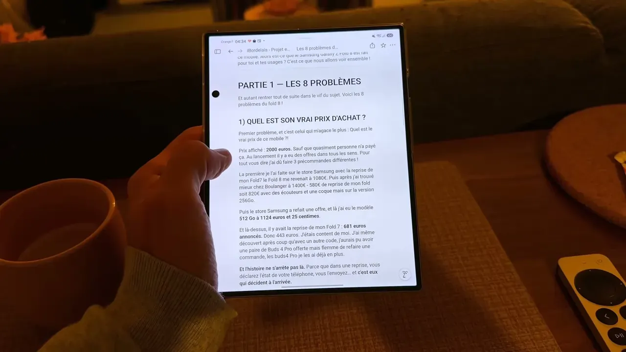 Un script ouvert dans Notion sur l’écran intérieur du Fold 8, à côté d’un café