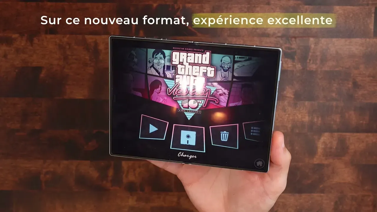 Le Fold 8 ouvert, un jeu affiché sur tout l’écran intérieur