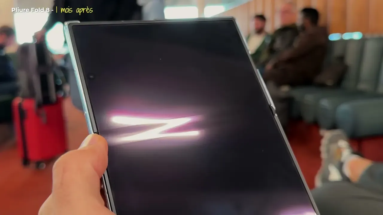 Le reflet d’une lumière déformé sur l’écran intérieur du Fold 8, au niveau de la pliure