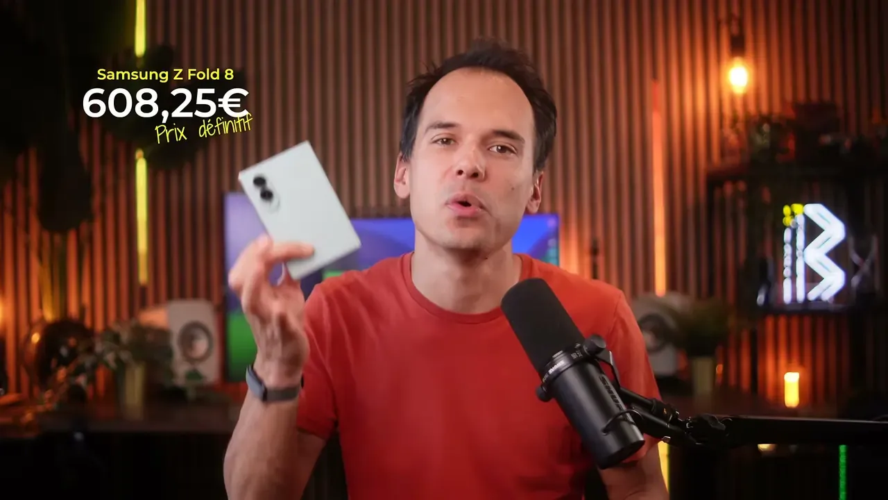 Kévin tient le Fold 8, avec le prix payé incrusté à l’image : 608,25 €