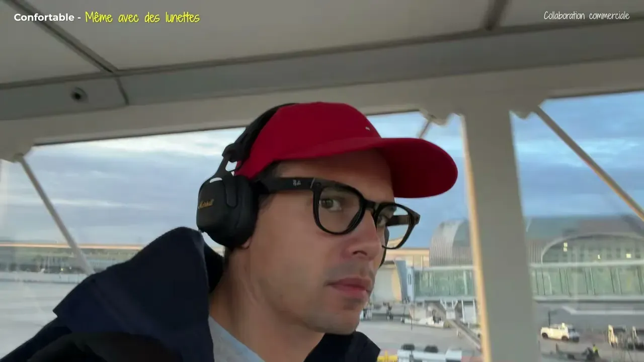 Kévin, avec ses lunettes, porte le Marshall Milton ANC dans un aéroport