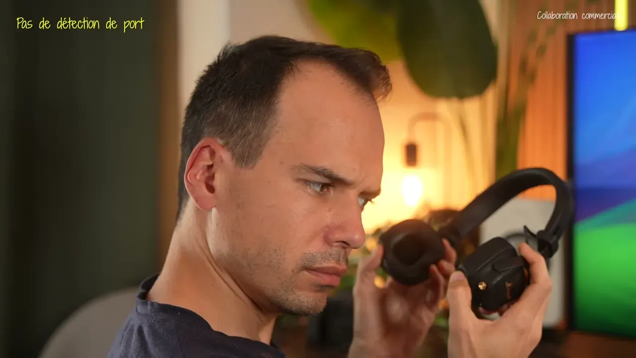 Kévin vient d’enlever le Marshall Milton ANC et le tient dans ses mains