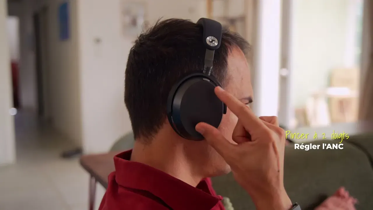 Kévin pince l’oreillette du Sennheiser Momentum 5 à deux doigts