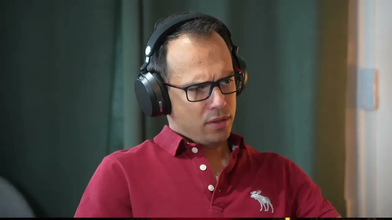 Kévin porte le Momentum 5 avec des lunettes