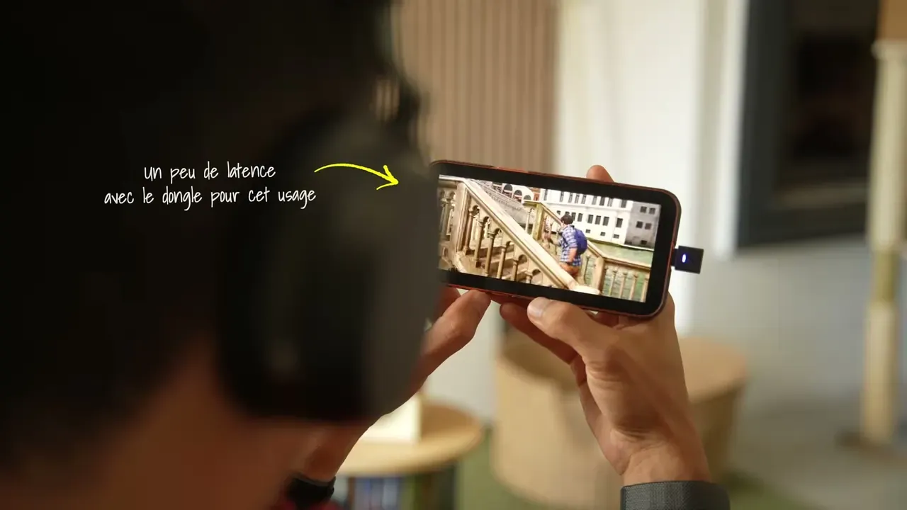 Un film regardé sur téléphone avec le dongle BTD 700 branché
