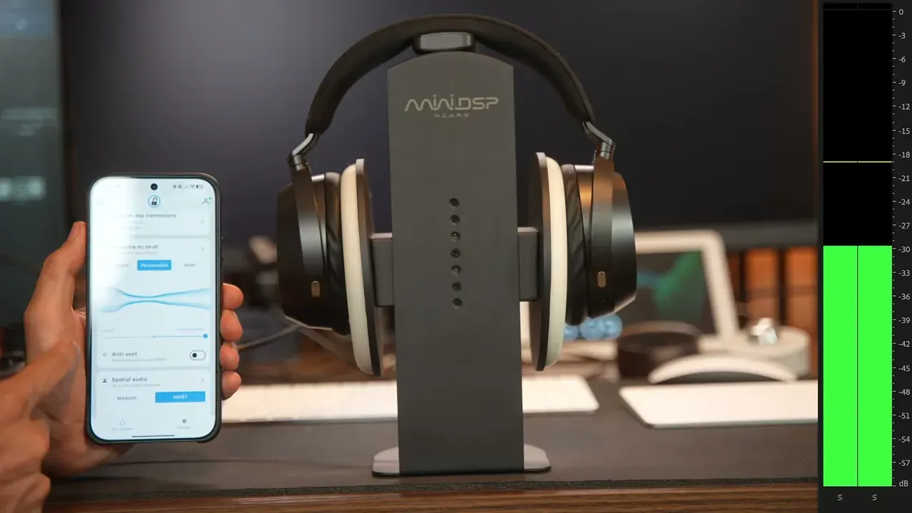 Le Momentum 5 sur une tête de mesure miniDSP, l’application ouverte sur un téléphone, avec un vumètre incrusté