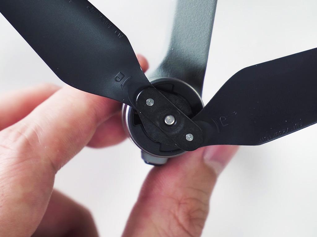 fixer les helices du drone